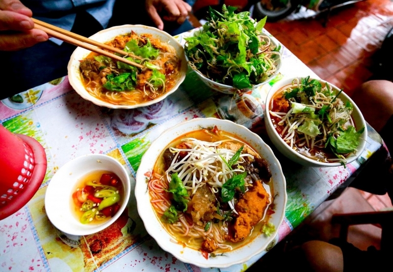 Thực khách xếp hàng dài tại quán Mệ Kéo Huế