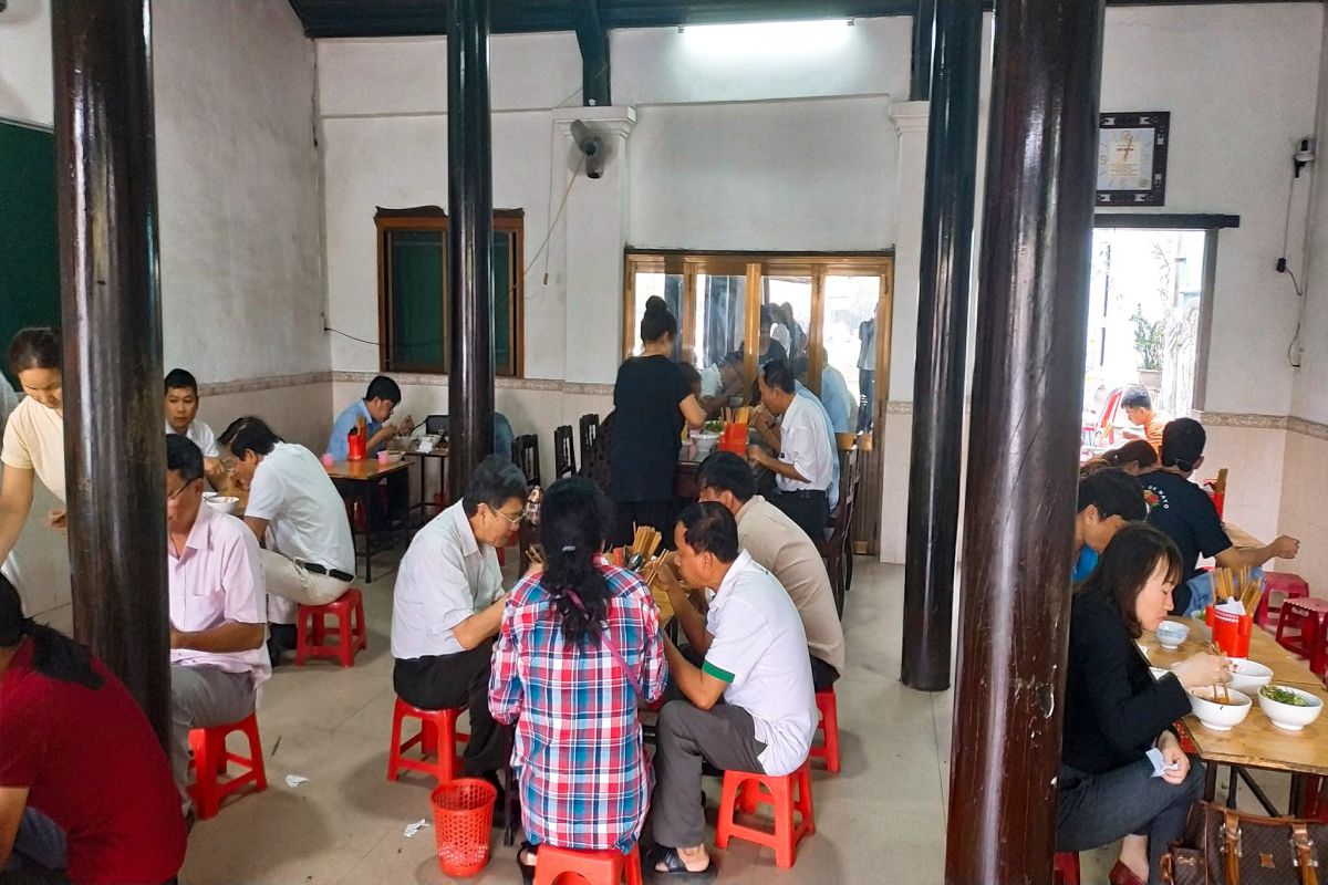 Không gian quán Mệ Kéo mộc mạc, giản dị