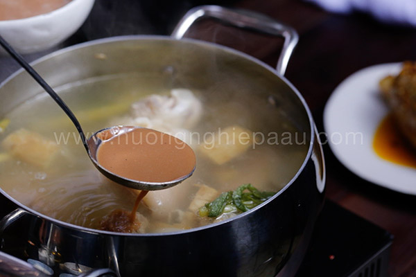 Nêm nếm nước dùng bún bò Huế