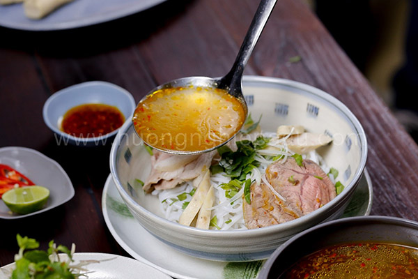 Trình bày tô bún bò Huế chuẩn vị