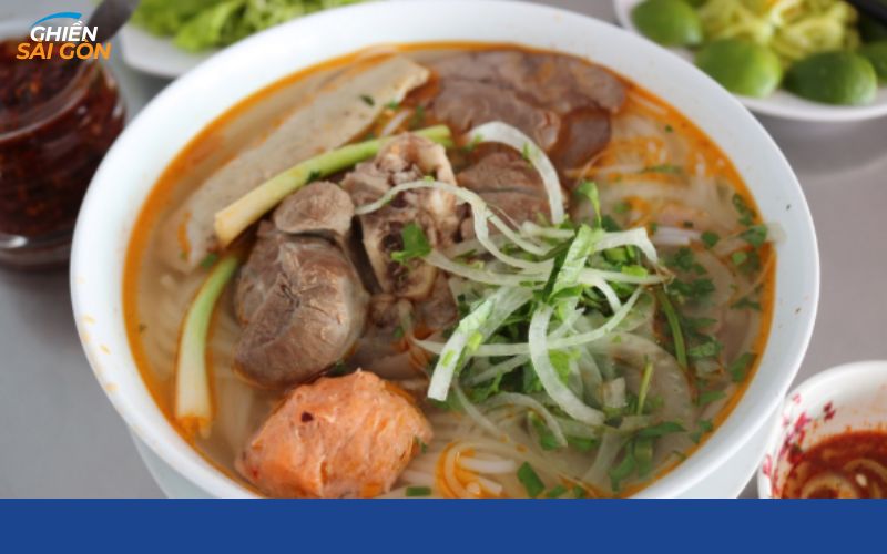 Tô bún bò Huế tại quán Vương