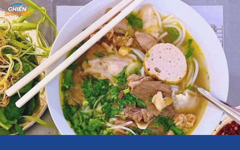 Phục vụ tại quán bún bò Huế Vương