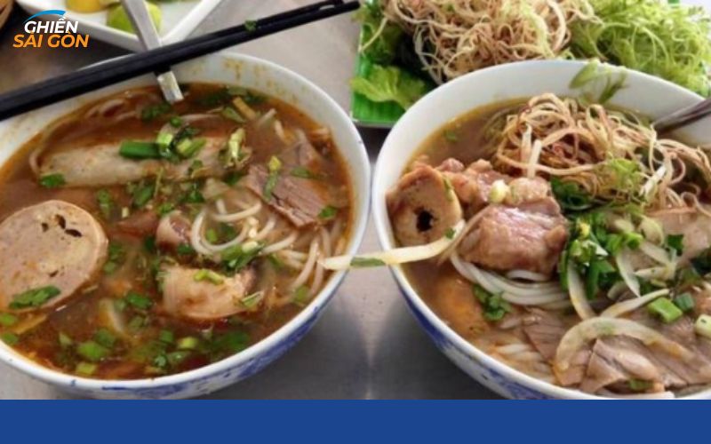 Không gian quán bún bò Vương buổi tối