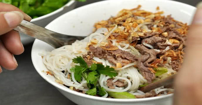 Trộn bún bò Nam Bộ ngon chuẩn vị