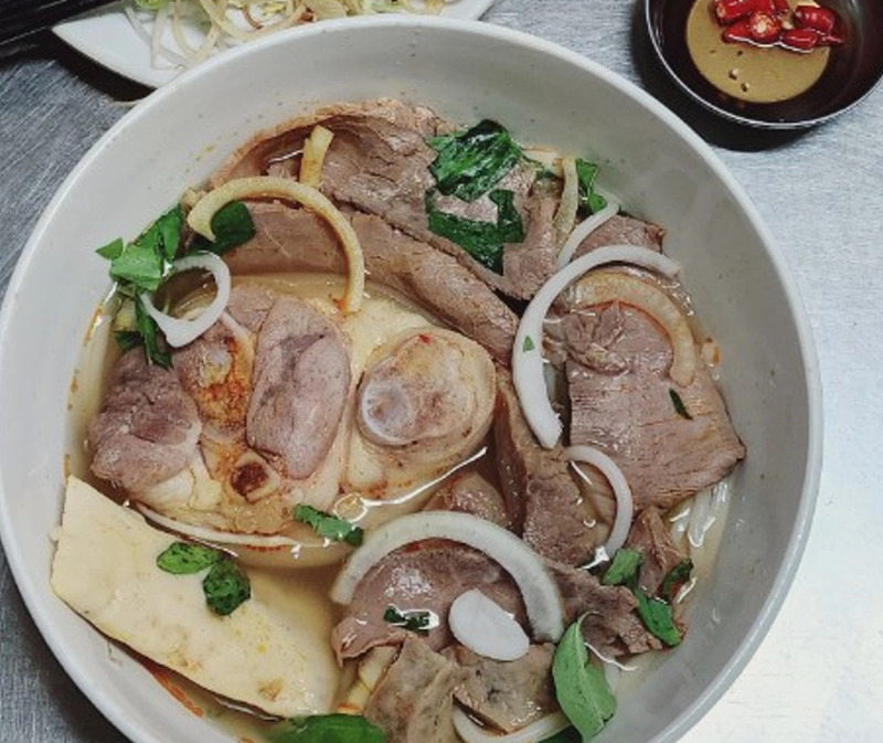 Tô bún bò Huế 14B đầy ắp topping