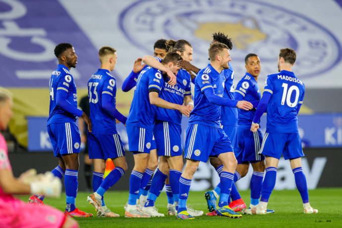 Chiến Thuật Phòng Ngự Co Cụm: Bí Quyết Đứng Vững Trước Đối Thủ Mạnh