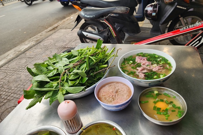 Thưởng thức phở Sài Gòn