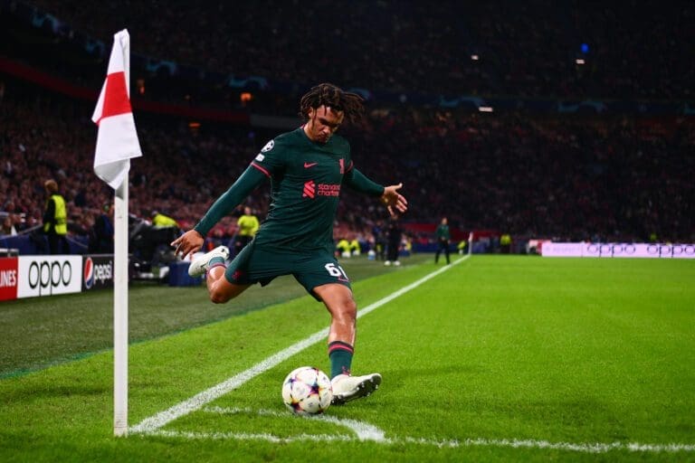 Tư thế thực hiện kỹ thuật chuyền bóng cong chuẩn chuyên nghiệp