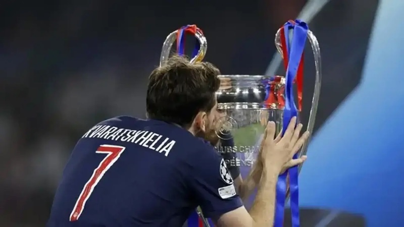 Kvaratskhelia thi đấu cho PSG