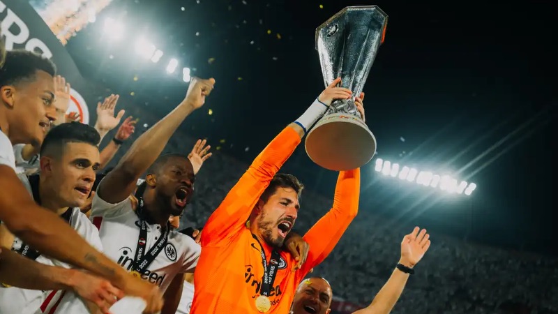 Tuy nhiên, thủ môn Kevin Trapp cũng có một số điều đáng tự hào trong sự nghiệp của mình. Thủ môn Kevin Trapp nâng cúp Europa League