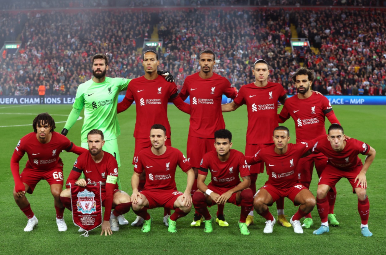 Các cầu thủ Liverpool ăn mừng chiến thắng đầy cảm xúc