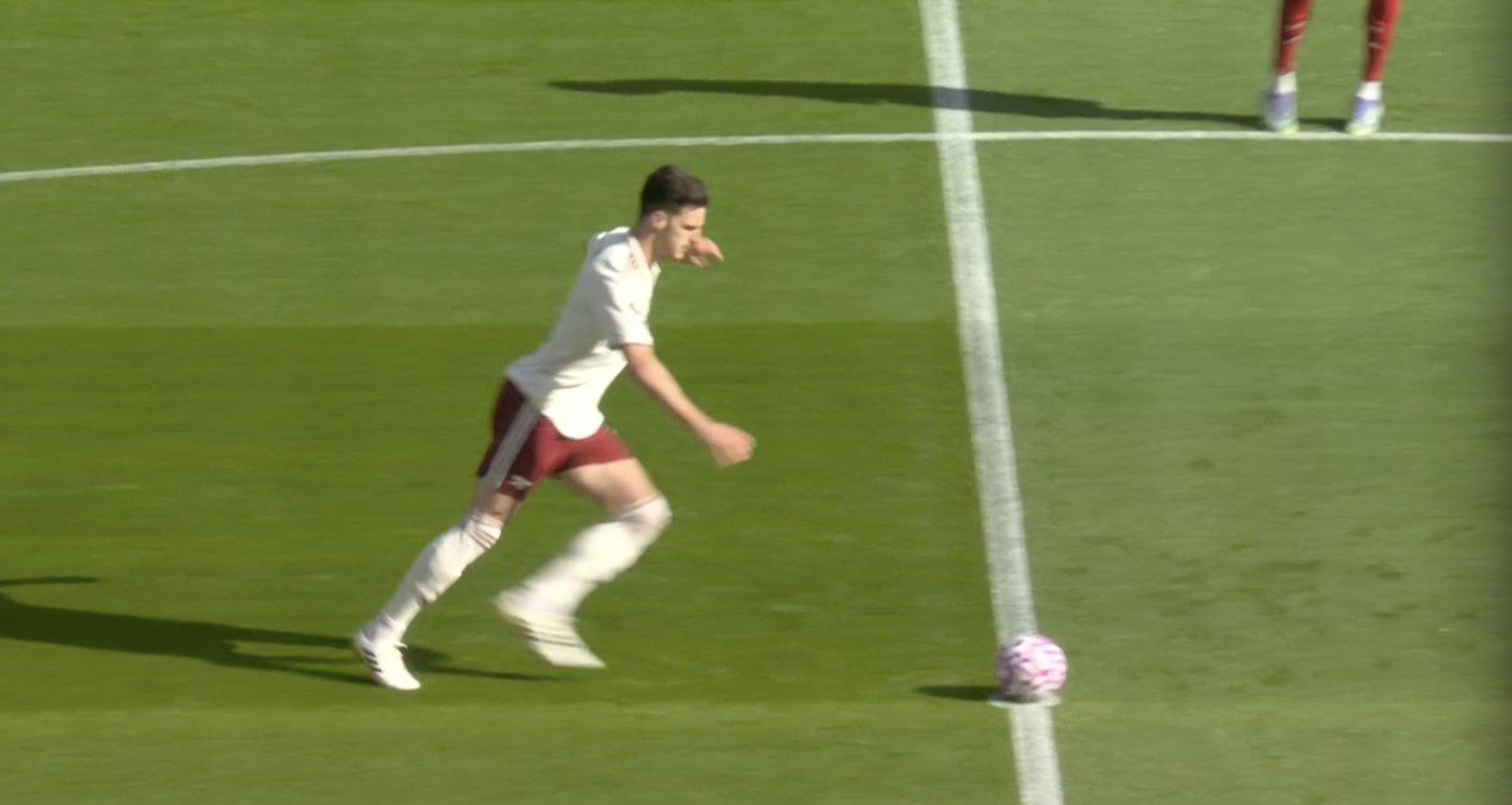 Chiến thuật mới gây tranh cãi: Vì sao các đội bóng cố tình sút bóng ra biên?